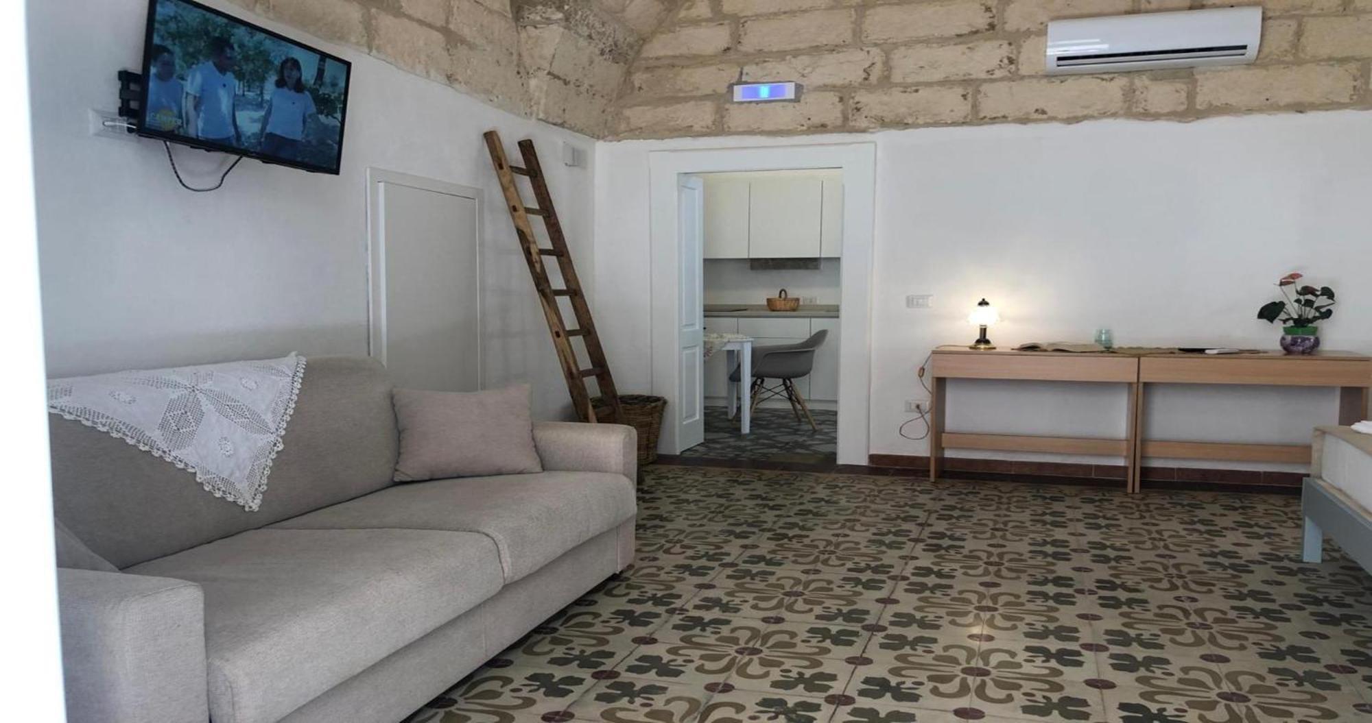 Villa Odegos Monolocali Vico Sant'Antonio Carpignano Salentino Exterior foto